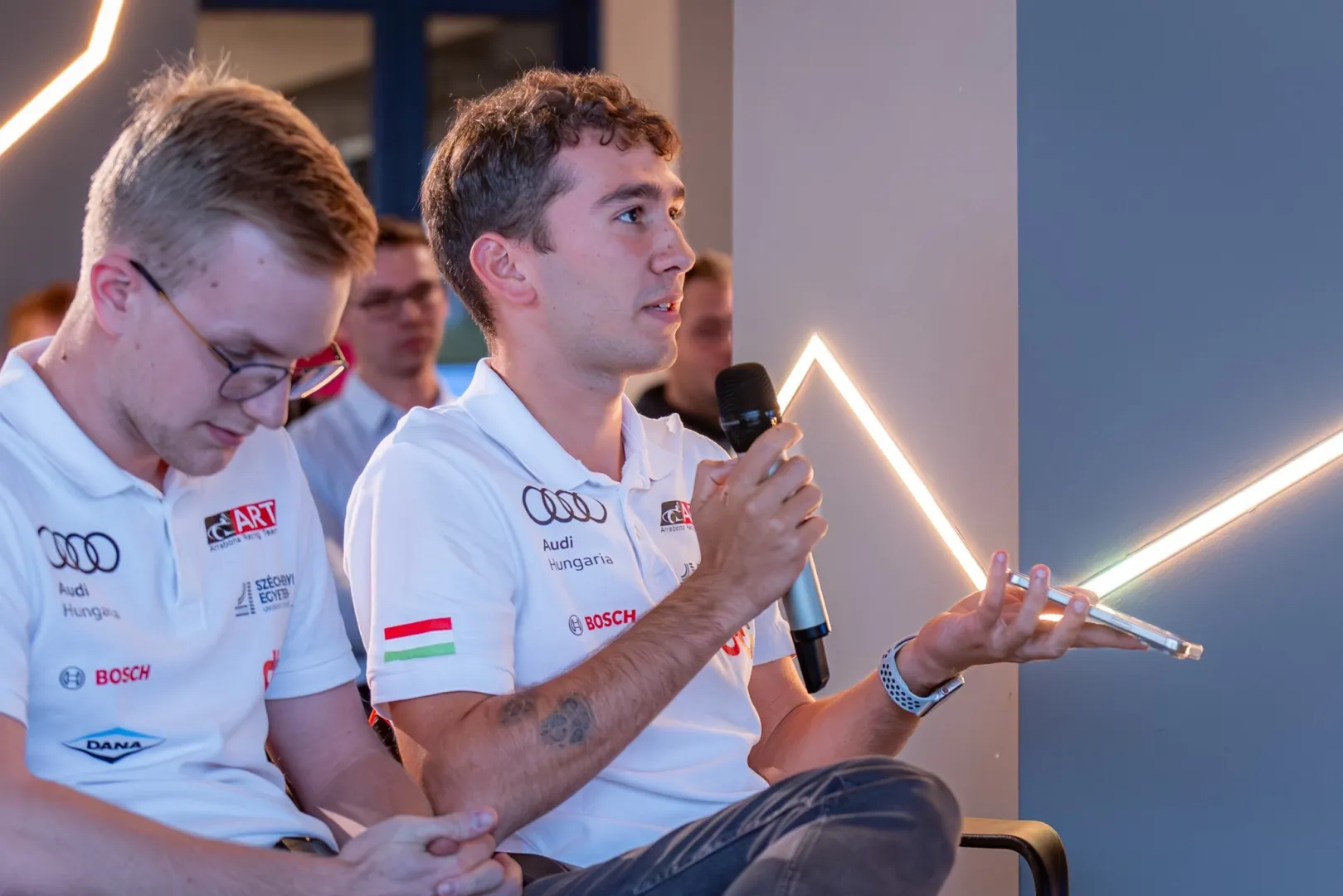 塞切尼·伊什特万大学的许多学生抓住机会向部长提问。（摄影：András Adorján）